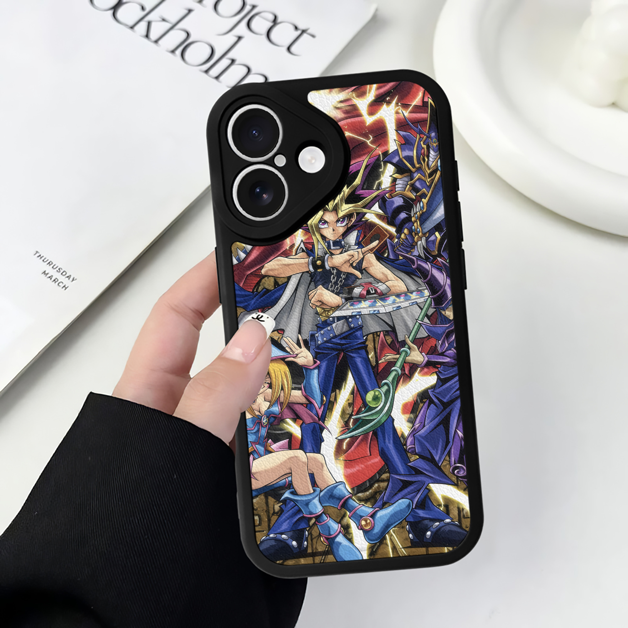 （画像用） 遊☆戯☆王 Yu-Gi-Oh! 【iPhone 16シリーズ対応】シリコンスマホケース（レザー調） 材質：シリコン